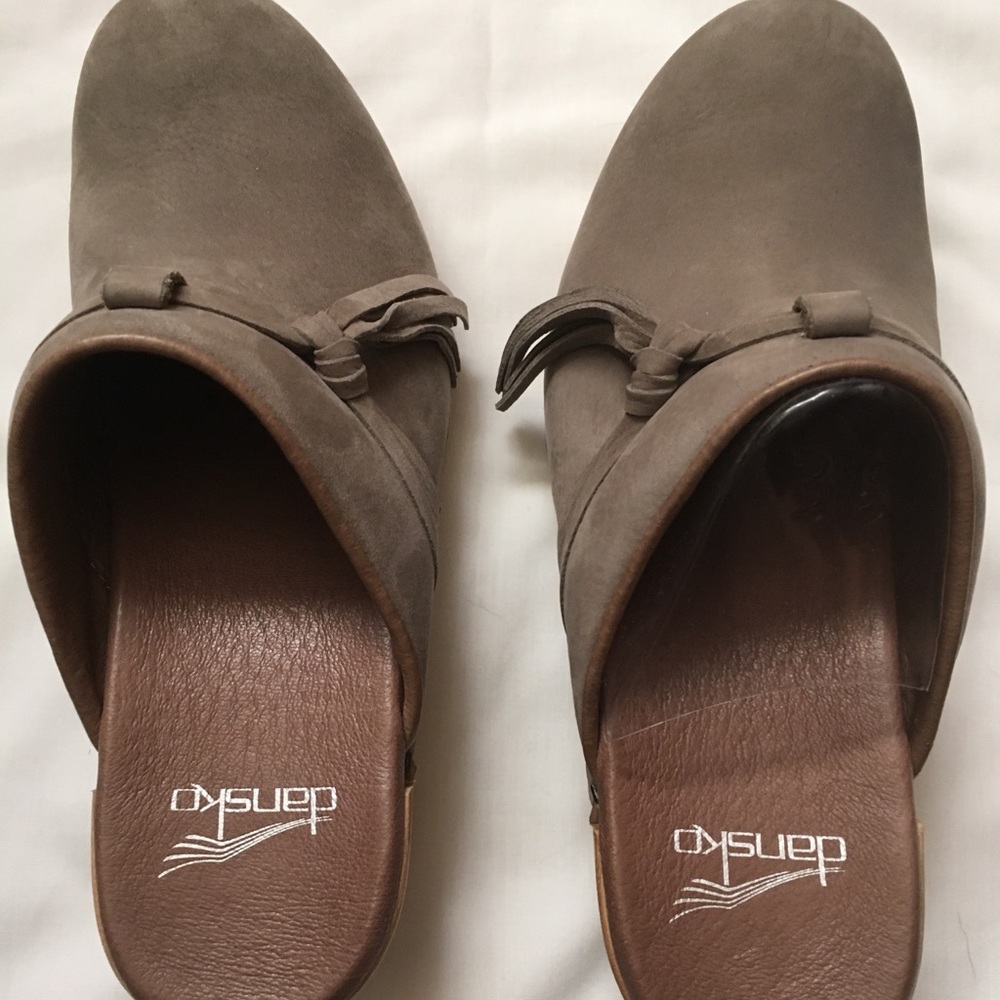 Dansko Miriam Taupe Nubuck Tassle Clogs Sz 6
